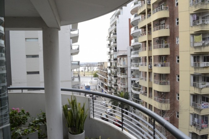 VENTA DPTO 2 DORMITORIOS. COCHERA. MORENO/GUEMES. IMPECABLE