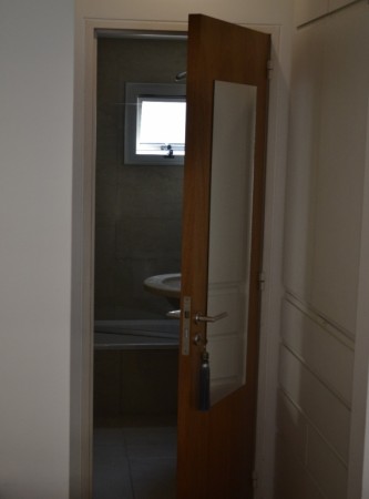 VENTA DPTO 2 DORMITORIOS. COCHERA. MORENO/GUEMES. IMPECABLE