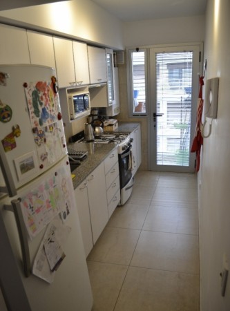 VENTA DPTO 2 DORMITORIOS. COCHERA. MORENO/GUEMES. IMPECABLE