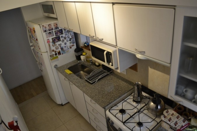 VENTA DPTO 2 DORMITORIOS. COCHERA. MORENO/GUEMES. IMPECABLE
