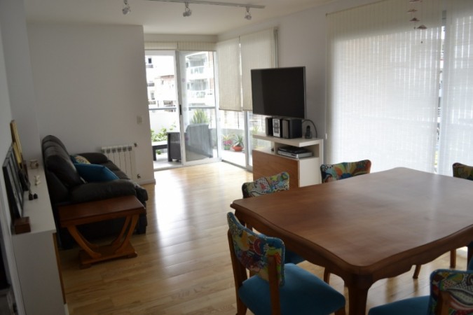 VENTA DPTO 2 DORMITORIOS. COCHERA. MORENO/GUEMES. IMPECABLE