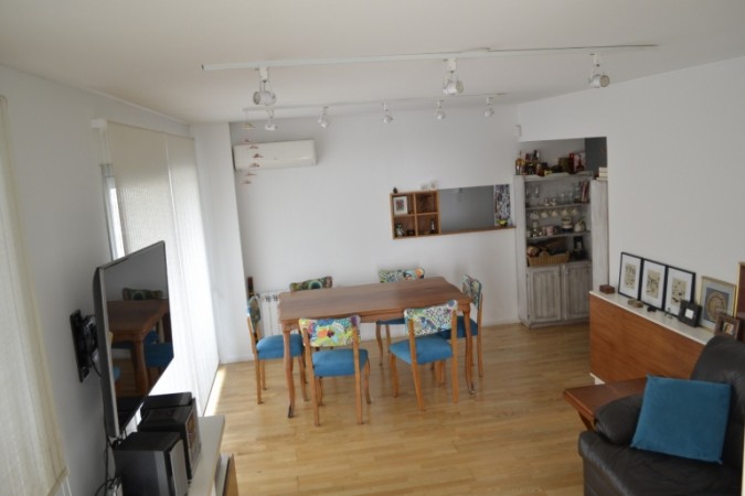 VENTA DPTO 2 DORMITORIOS. COCHERA. MORENO/GUEMES. IMPECABLE