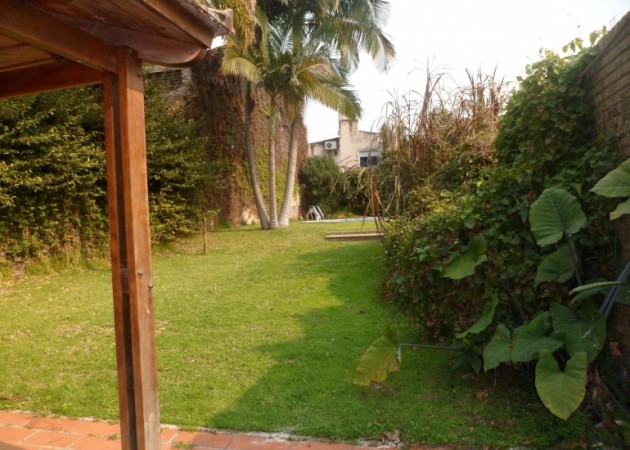 MB  VENDE. BV. OROÑO 20. CASA 4 DORMITORIOS. PH. CATEGORIA. JARDIN, PISCINA, QUINCHO. GARAGE       