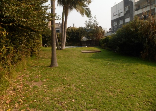 MB  VENDE. BV. OROÑO 20. CASA 4 DORMITORIOS. PH. CATEGORIA. JARDIN, PISCINA, QUINCHO. GARAGE       