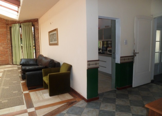 MB  VENDE. BV. OROÑO 20. CASA 4 DORMITORIOS. PH. CATEGORIA. JARDIN, PISCINA, QUINCHO. GARAGE       