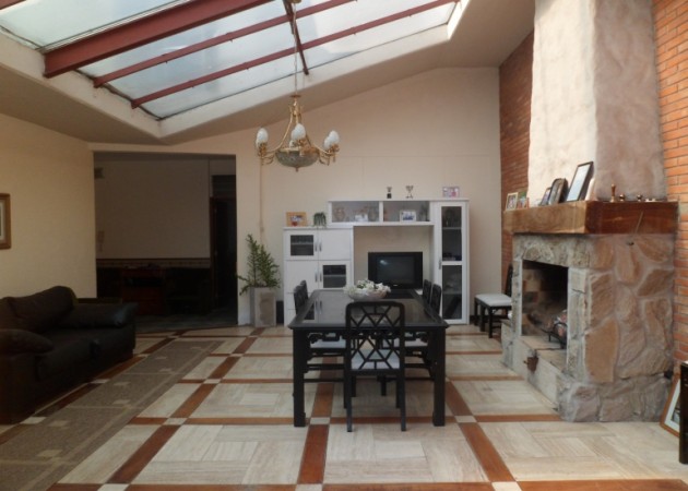 MB  VENDE. BV. OROÑO 20. CASA 4 DORMITORIOS. PH. CATEGORIA. JARDIN, PISCINA, QUINCHO. GARAGE       