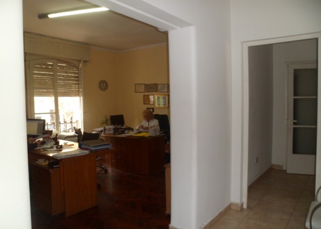 MB  VENDE. BV. OROÑO 20. CASA 4 DORMITORIOS. PH. CATEGORIA. JARDIN, PISCINA, QUINCHO. GARAGE       