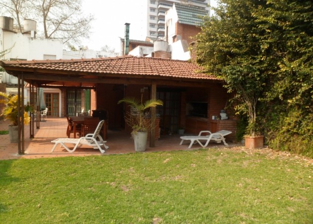 MB  VENDE. BV. OROÑO 20. CASA 4 DORMITORIOS. PH. CATEGORIA. JARDIN, PISCINA, QUINCHO. GARAGE       