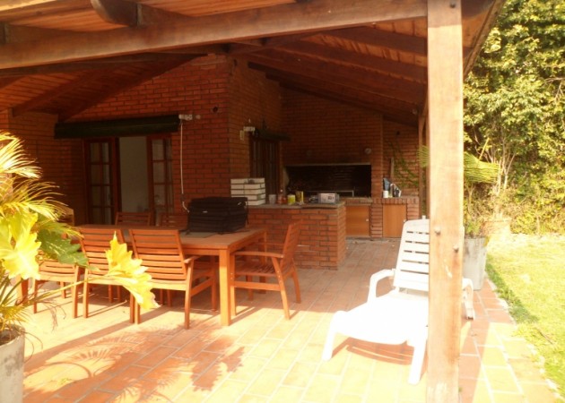 MB  VENDE. BV. OROÑO 20. CASA 4 DORMITORIOS. PH. CATEGORIA. JARDIN, PISCINA, QUINCHO. GARAGE       