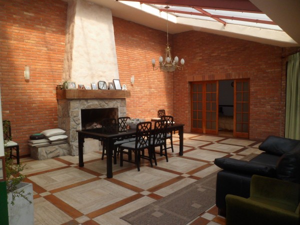 MB  VENDE. BV. OROÑO 20. CASA 4 DORMITORIOS. PH. CATEGORIA. JARDIN, PISCINA, QUINCHO. GARAGE       