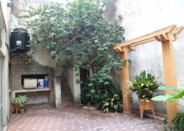 MB Negocios Inmobiliarios VENDE. Laprida 1518. Casa Ph. 4 dormitorios. 3 baños. Ideal institucion