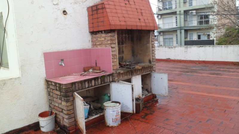MB Negocios Inmobiliarios VENDE. VIAMONTE 1300. CASA  2 dormitorios. Garage. terraza. Patio