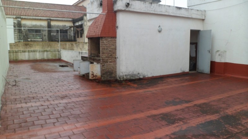 MB Negocios Inmobiliarios VENDE. VIAMONTE 1300. CASA  2 dormitorios. Garage. terraza. Patio
